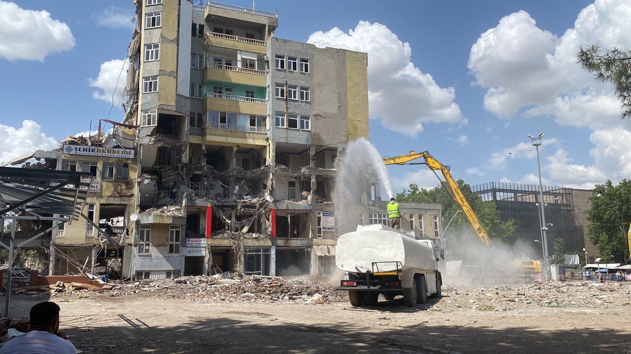 Yıkımı film gibi izlediler