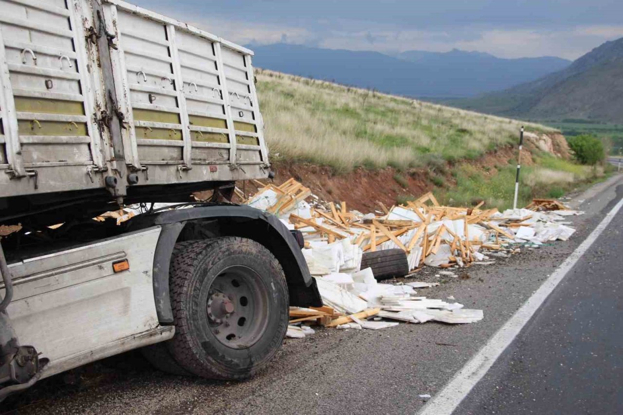 250 bin TL’lik mermer kazada yola savrulup kullanılamaz hale geldi