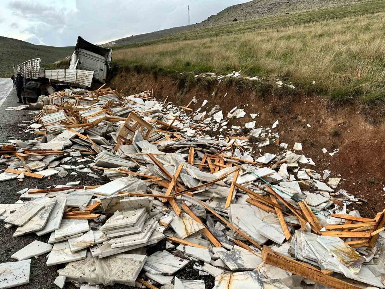 250 bin TL’lik mermer kazada yola savrulup kullanılamaz hale geldi