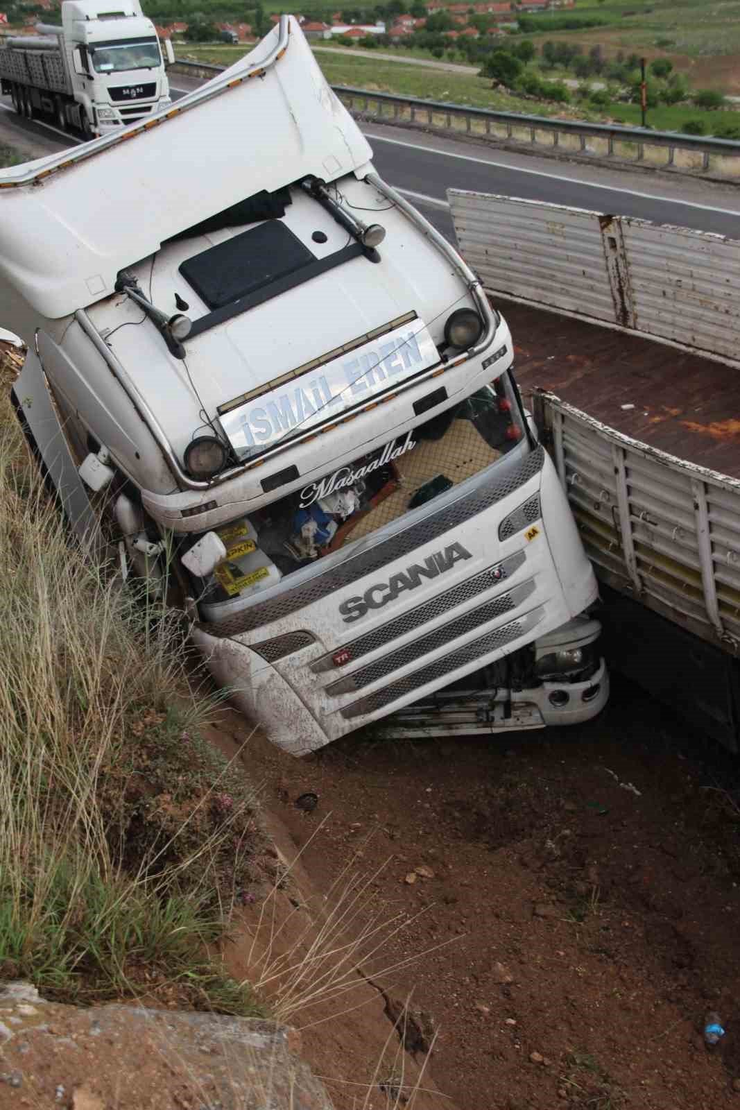 250 bin TL’lik mermer kazada yola savrulup kullanılamaz hale geldi