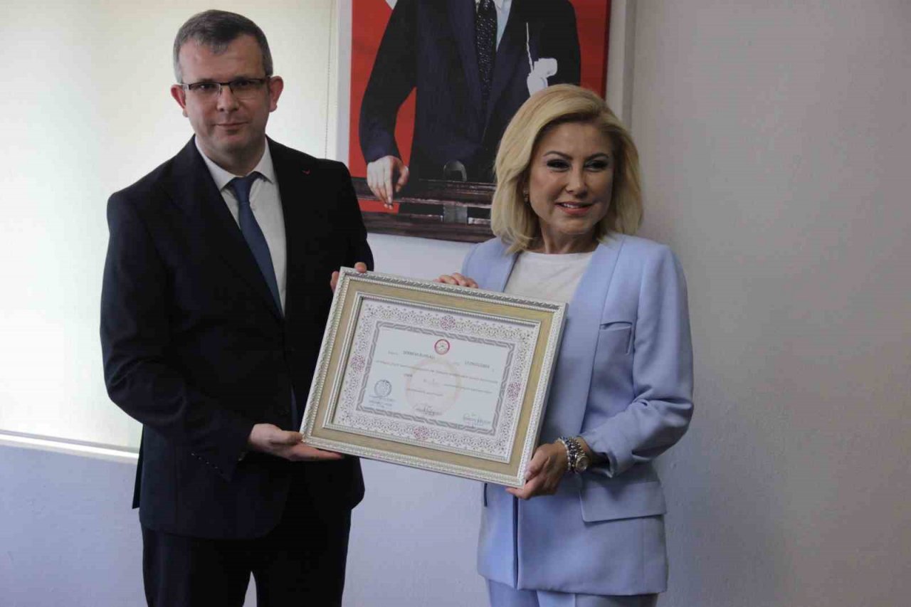 AK Parti’nin İzmir Milletvekilleri mazbatalarını aldı