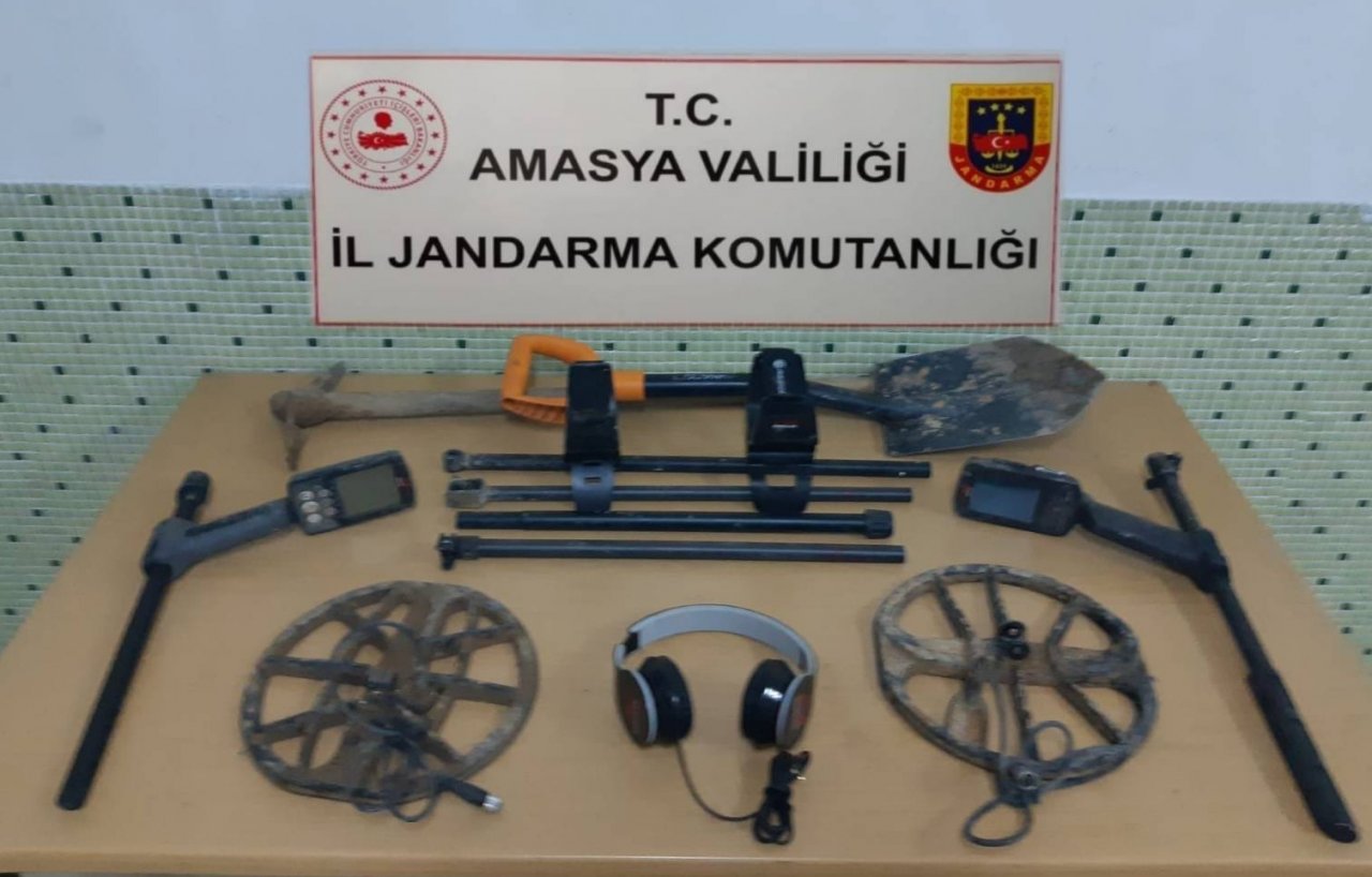 Dağlık arazide kaçak kazı yaparken jandarmaya yakalandılar