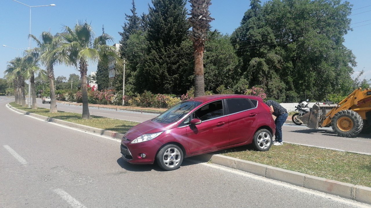 Palmiyeye çarpan Alman sürücünün yalanını güvenlik kameraları ortaya çıkardı