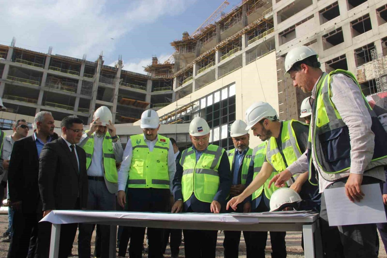 Adalet Bakanı Bozdağ, Şanlıurfa’da şehir hastanesi inşaatını gezdi