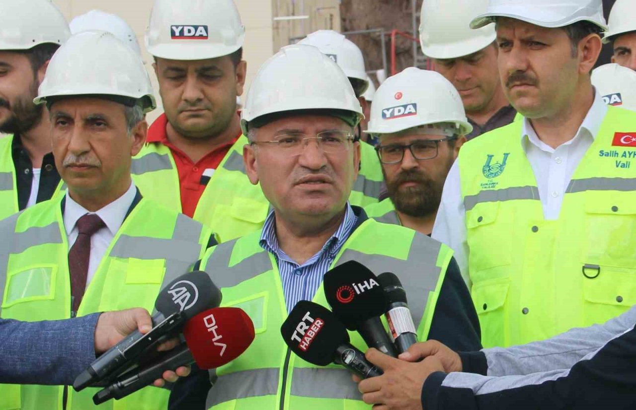 Adalet Bakanı Bozdağ, Şanlıurfa’da şehir hastanesi inşaatını gezdi