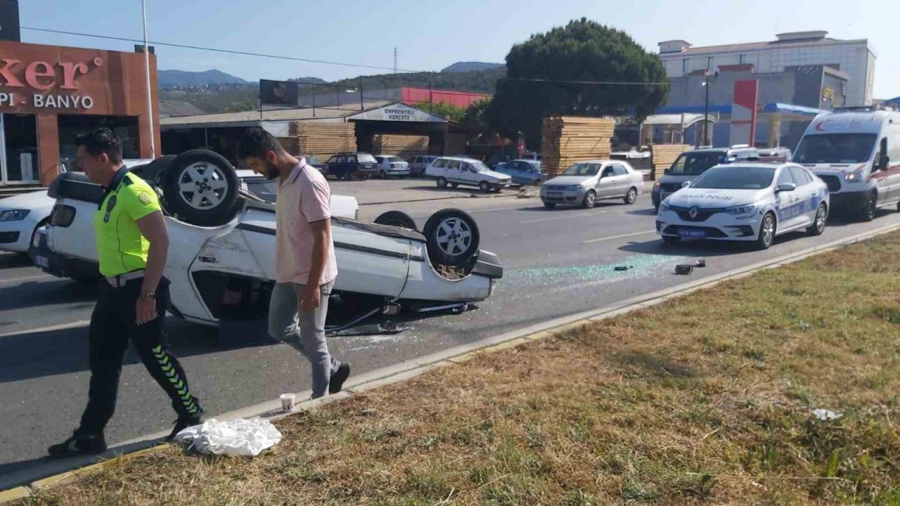 Şerit değiştiren kamyonete çarpan otomobil takla attı: 1 yaralı