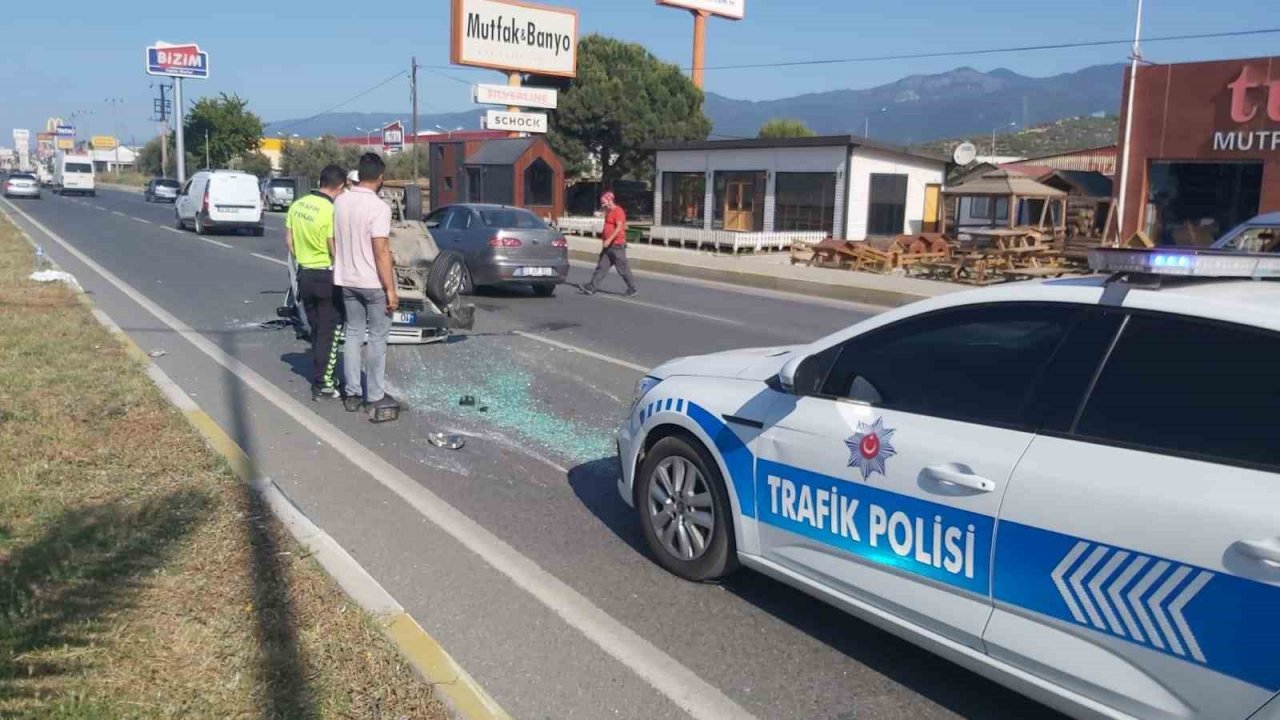 Şerit değiştiren kamyonete çarpan otomobil takla attı: 1 yaralı