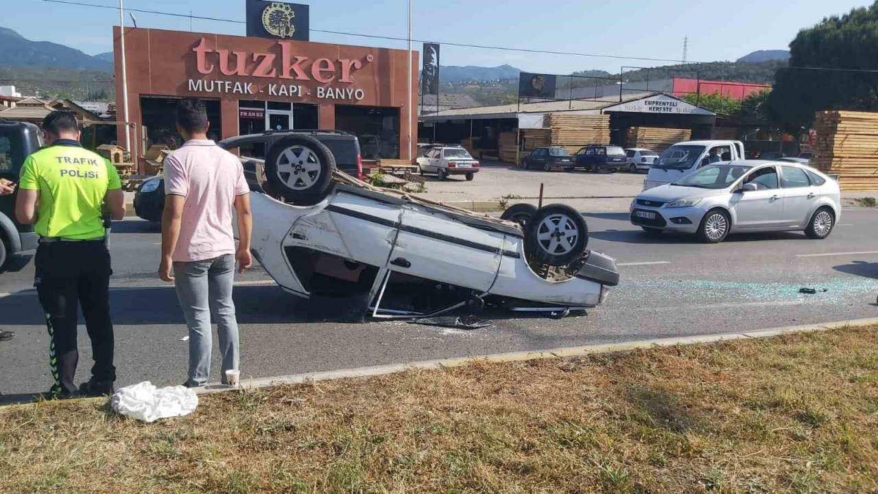 Şerit değiştiren kamyonete çarpan otomobil takla attı: 1 yaralı
