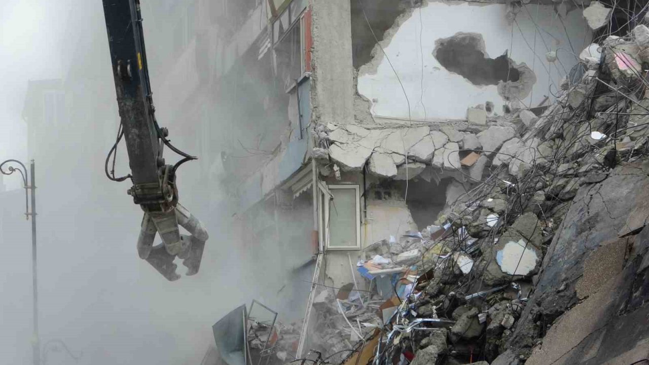 Malatya’da ağır hasarlı binaların yıkımı devam ediyor