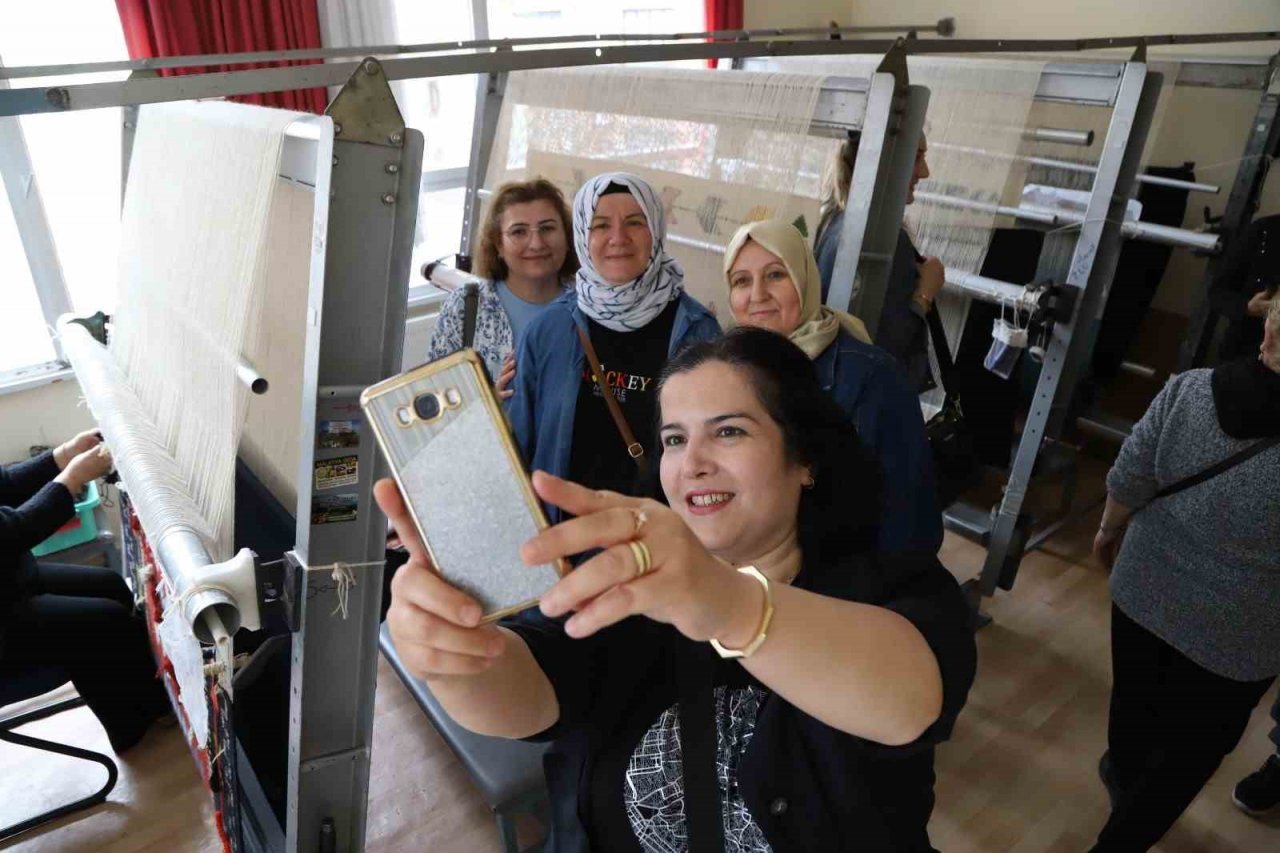 Belediyenin faaliyetleri Kartallı kadınlara gezi turlarıyla tanıtılıyor