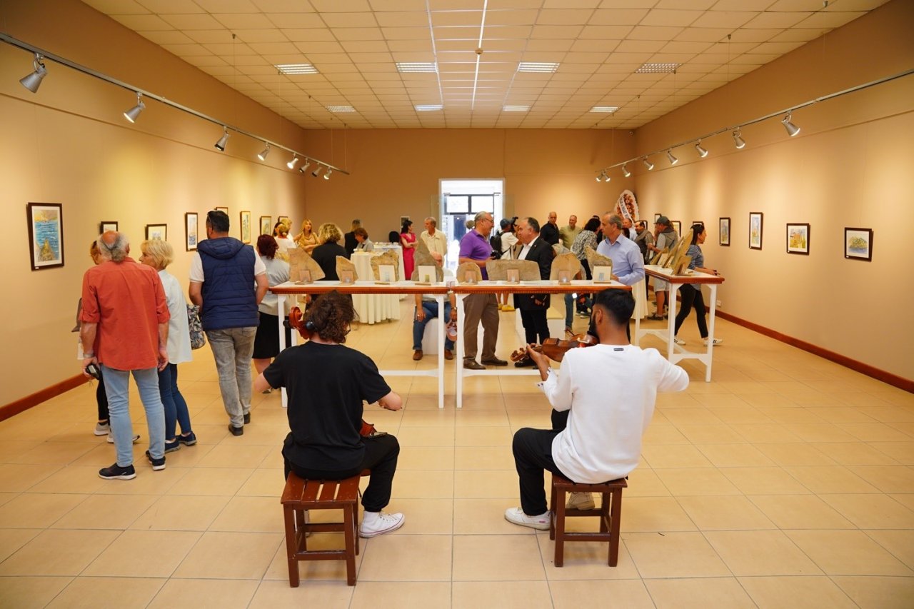 Bu serginin geliri eğitime gidecek