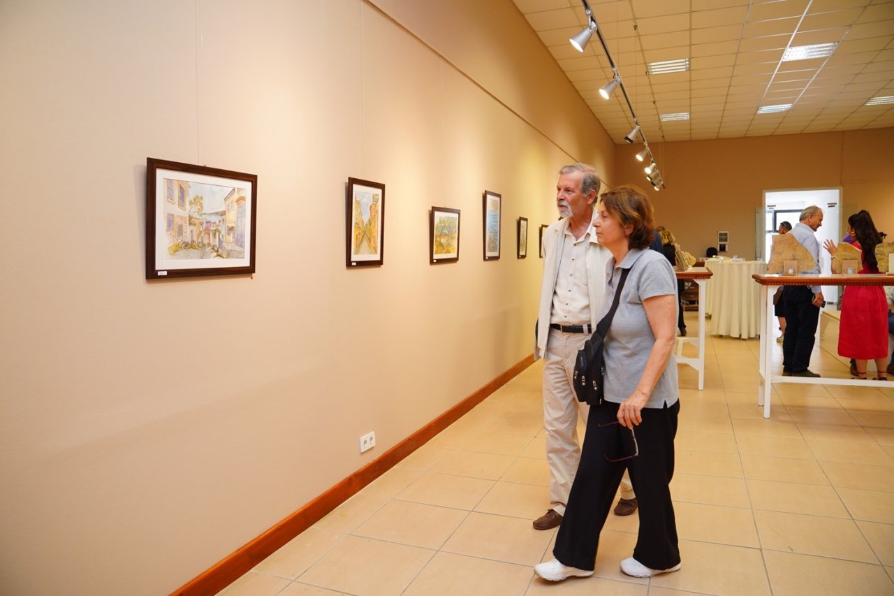 Bu serginin geliri eğitime gidecek