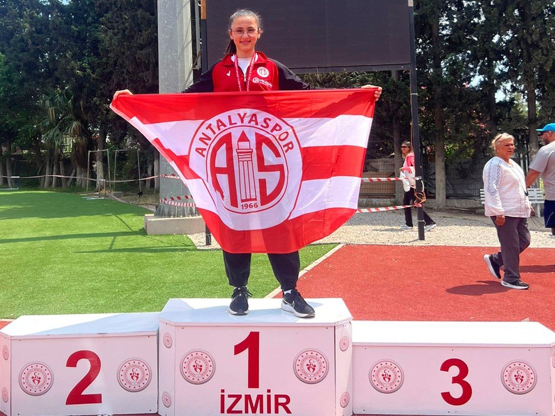 Kırmızı beyazlı atletlerden büyük başarı