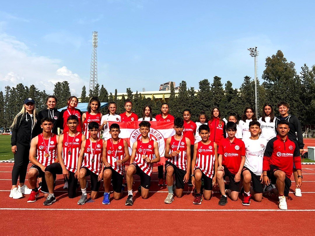 Kırmızı beyazlı atletlerden büyük başarı