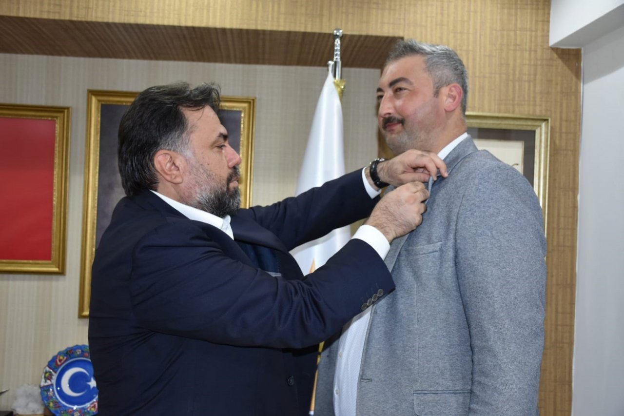 İstifa eden Gelecek Partisi Balıkesir İl Başkanı AK Parti rozeti taktı