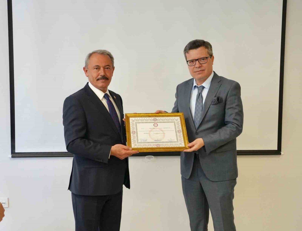 Mazbatasını alan AK Partili Şahin Tin, saha çalışmalarına ara vermeden devam etti