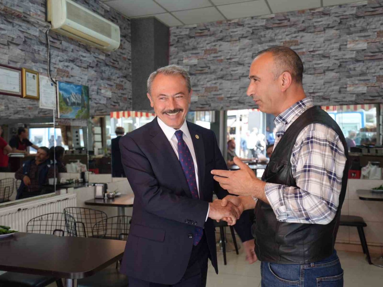 Mazbatasını alan AK Partili Şahin Tin, saha çalışmalarına ara vermeden devam etti