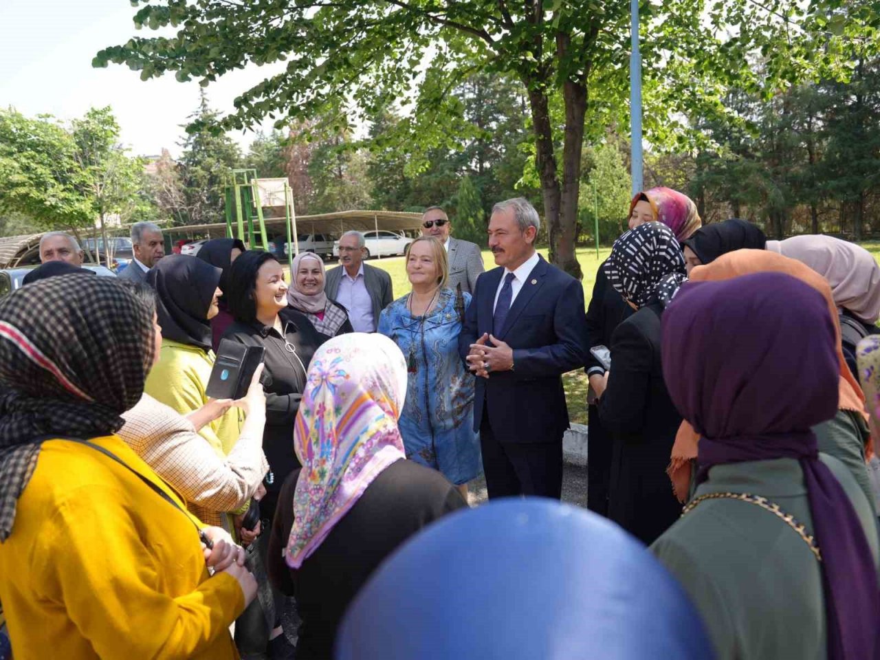 Mazbatasını alan AK Partili Şahin Tin, saha çalışmalarına ara vermeden devam etti