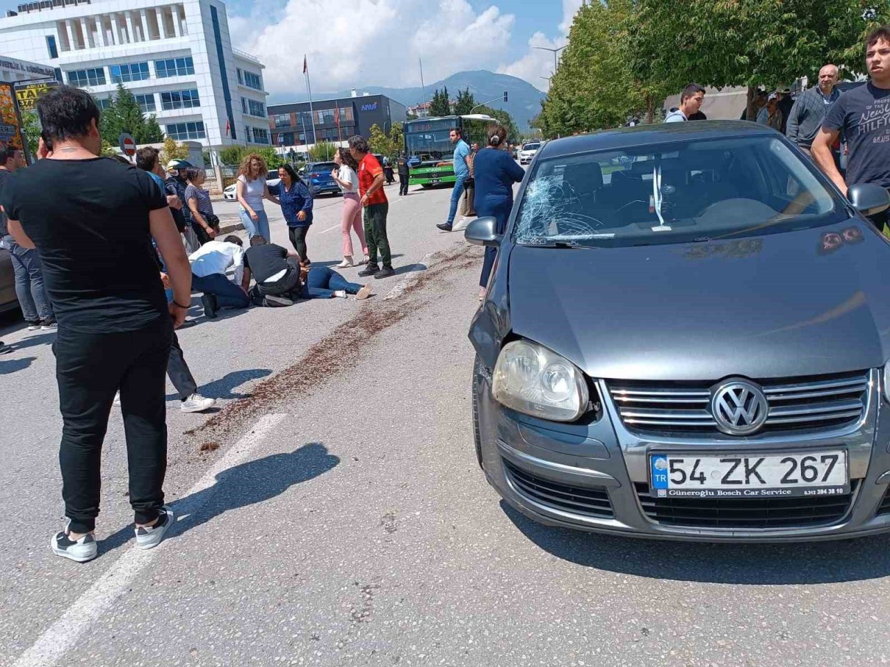 Otomobilin çarptığı kadın yaya ağır yaralandı