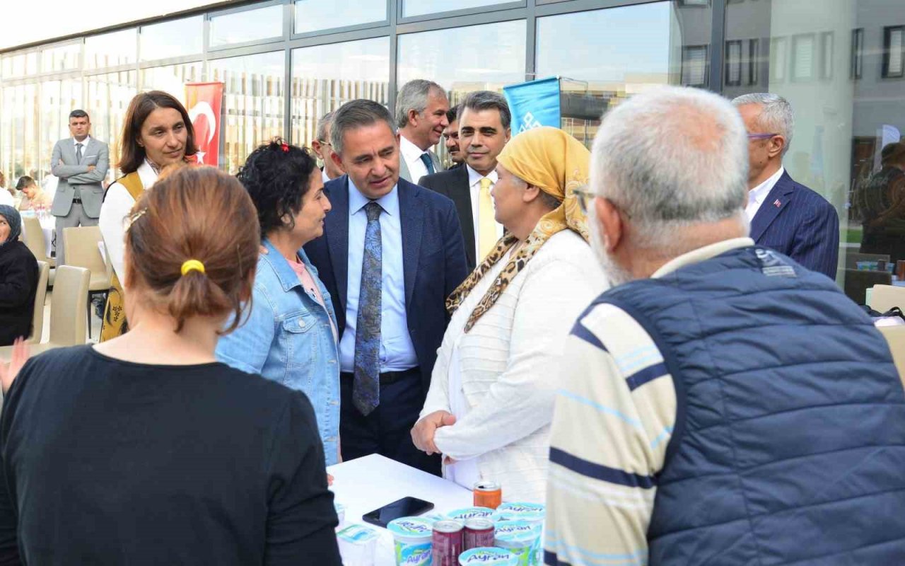 Depremzede vatandaşlara yöresel tatlı ikramı