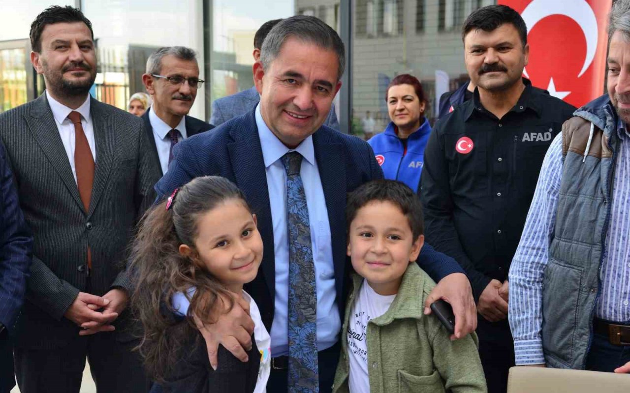 Depremzede vatandaşlara yöresel tatlı ikramı