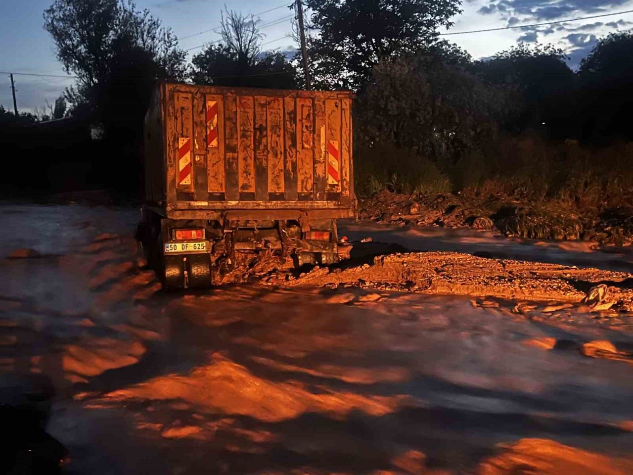 Nevşehir’de selde mahsur kalan şoför, iş makinasıyla kurtarıldı