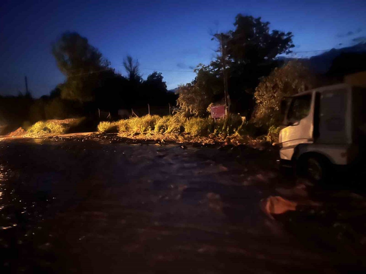 Nevşehir’de selde mahsur kalan şoför, iş makinasıyla kurtarıldı