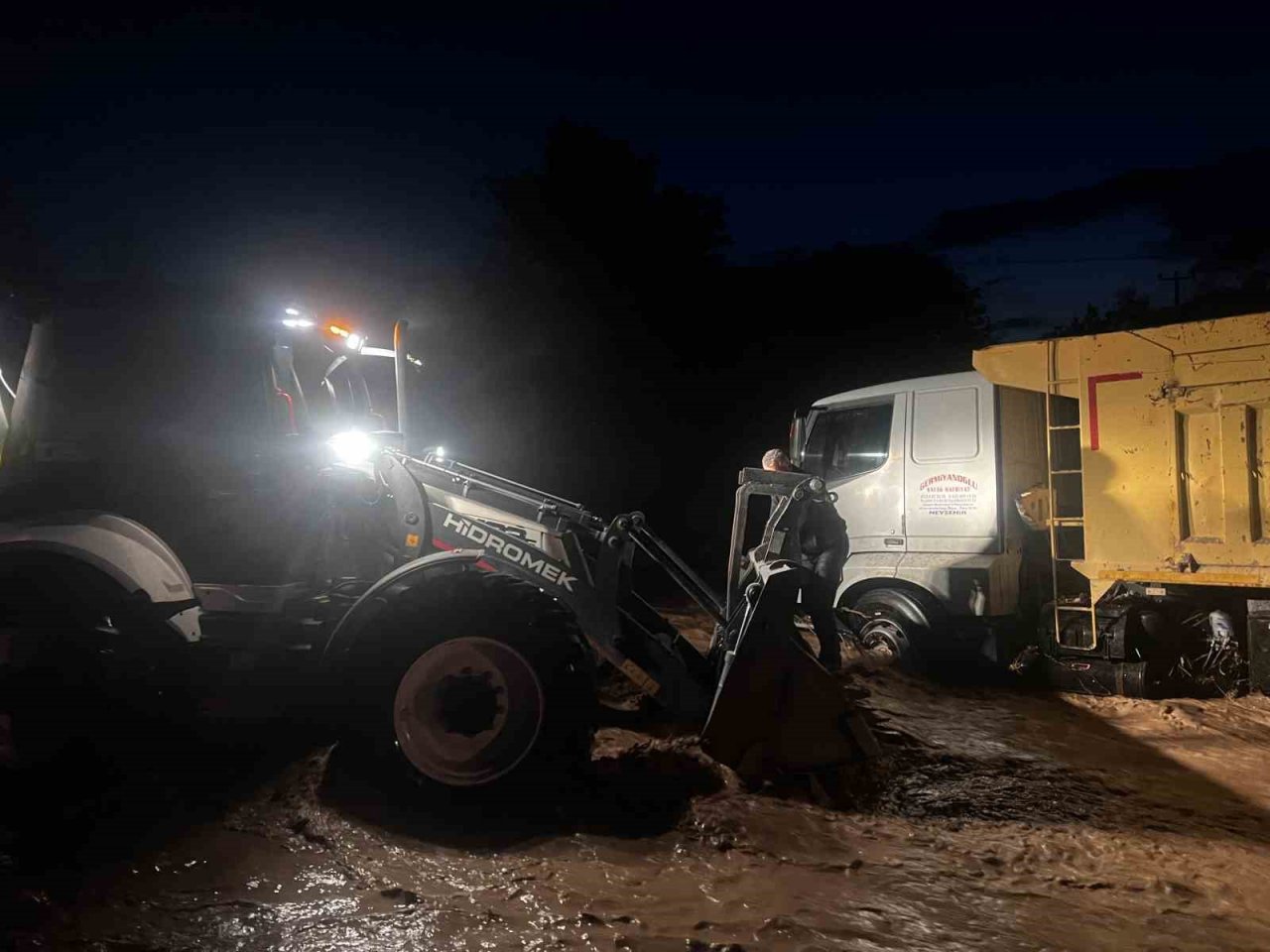 Nevşehir’de selde mahsur kalan şoför, iş makinasıyla kurtarıldı