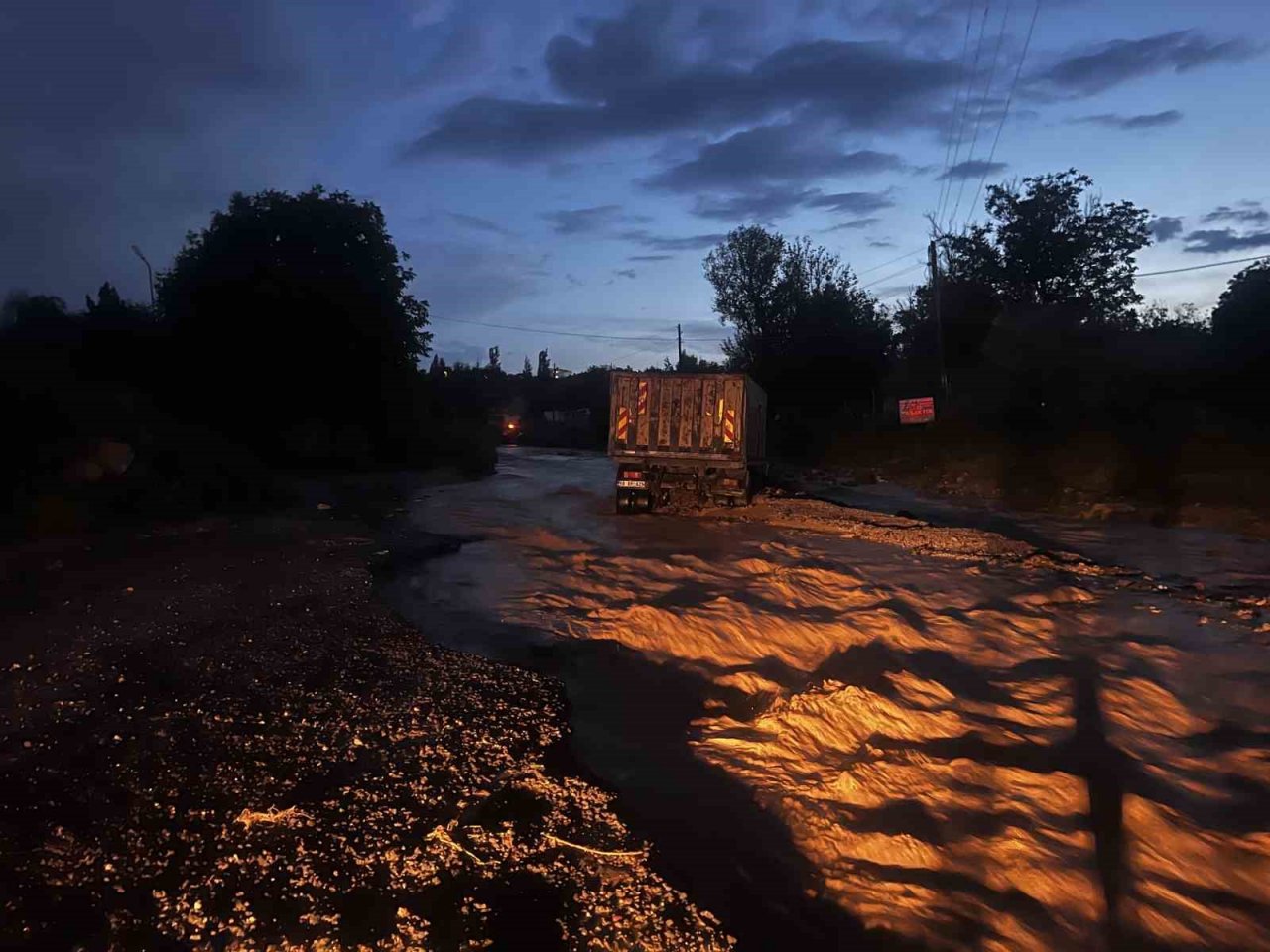 Nevşehir’de selde mahsur kalan şoför, iş makinasıyla kurtarıldı