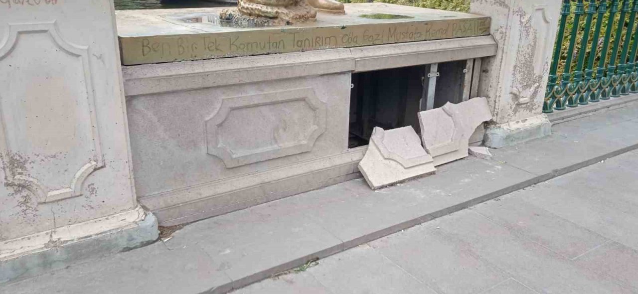 Köprübaşı’nda heykelin duvarı vandalların hedefi oldu