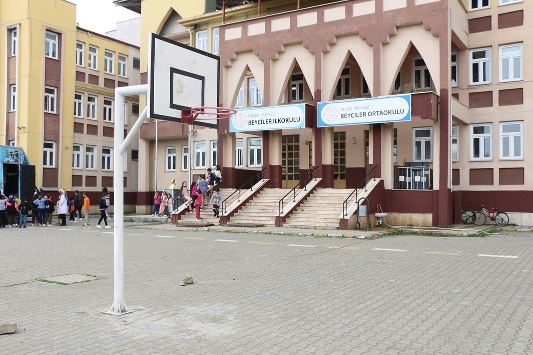 Lise öğrencilerin ürettiği spor aletleri okullara verildi