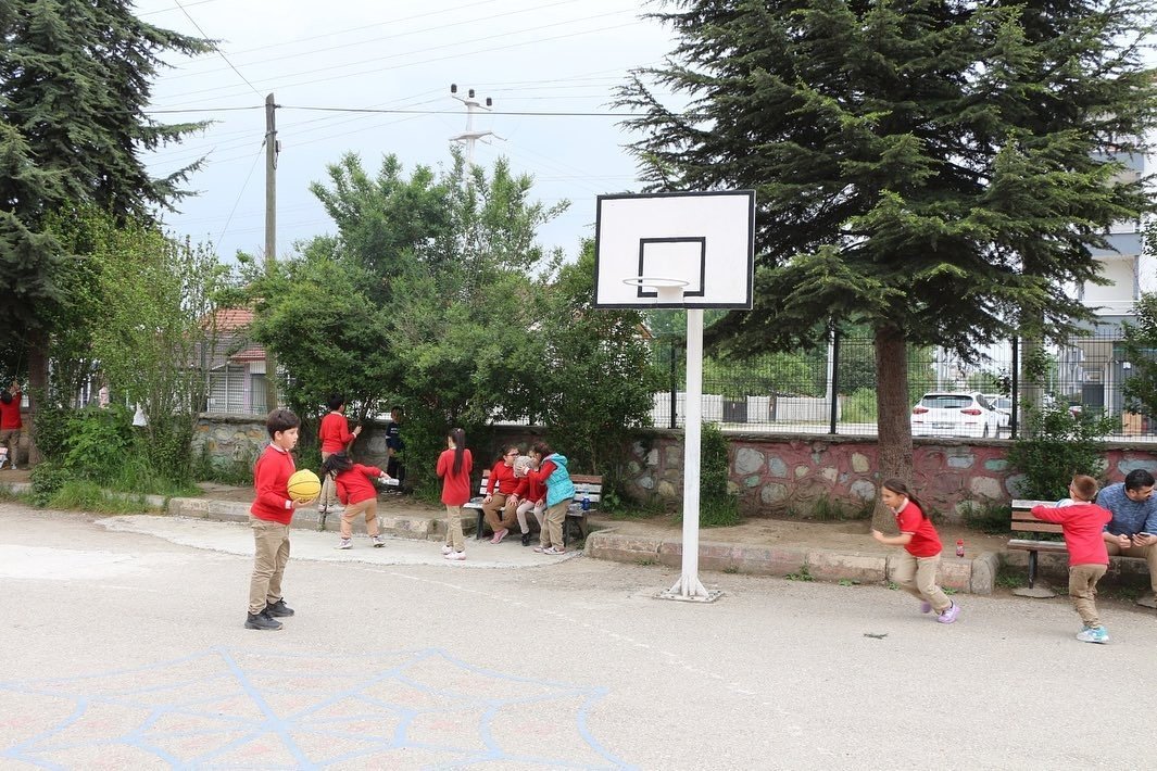 Lise öğrencilerin ürettiği spor aletleri okullara verildi