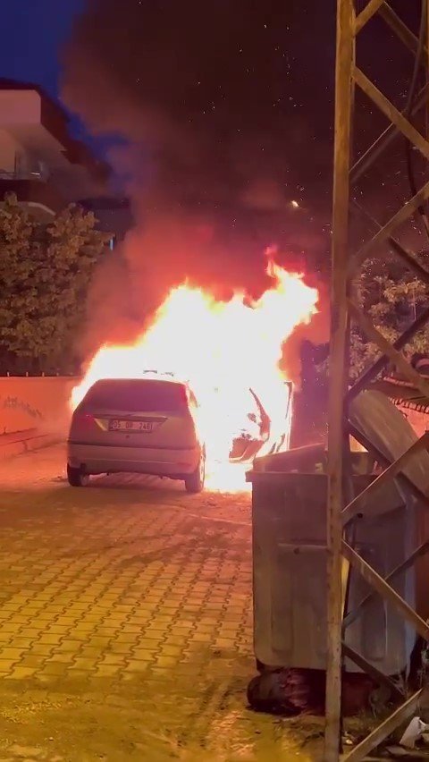 Amasya’da yanan otomobil alev topuna döndü