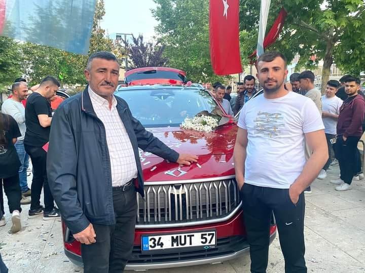 Togg, Sarıgöl’de konfeti ve çiçeklerle karşılandı