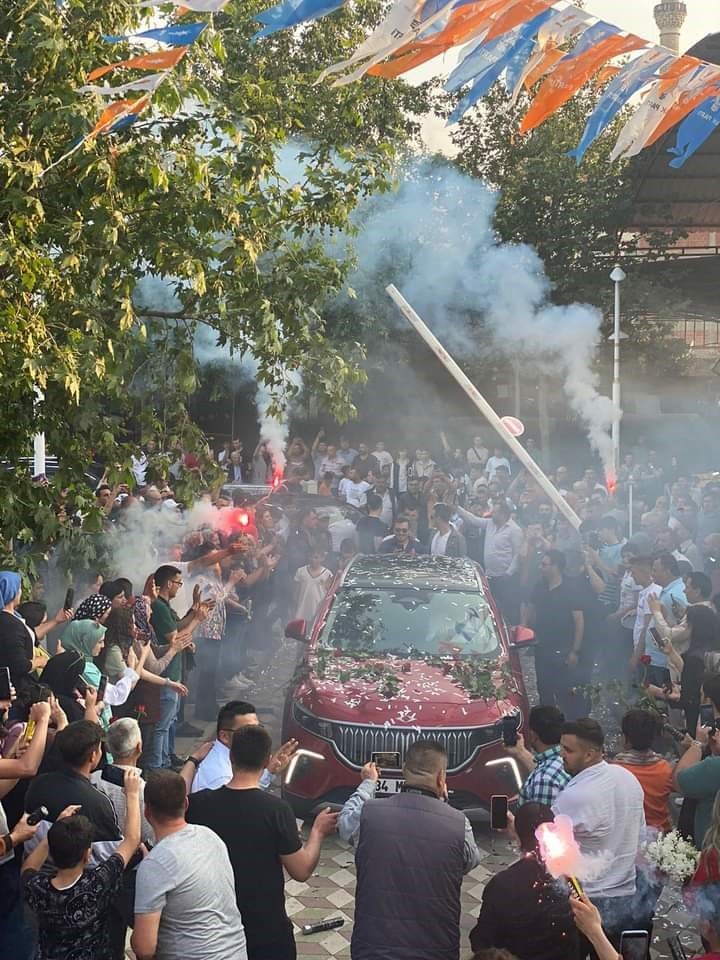 Togg, Sarıgöl’de konfeti ve çiçeklerle karşılandı