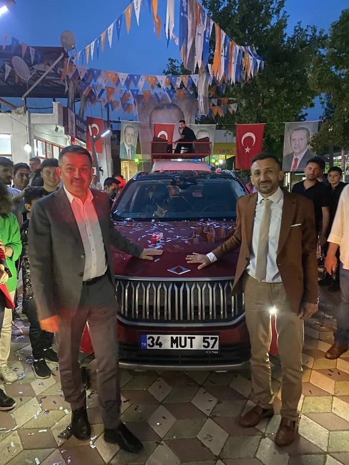 Togg, Sarıgöl’de konfeti ve çiçeklerle karşılandı