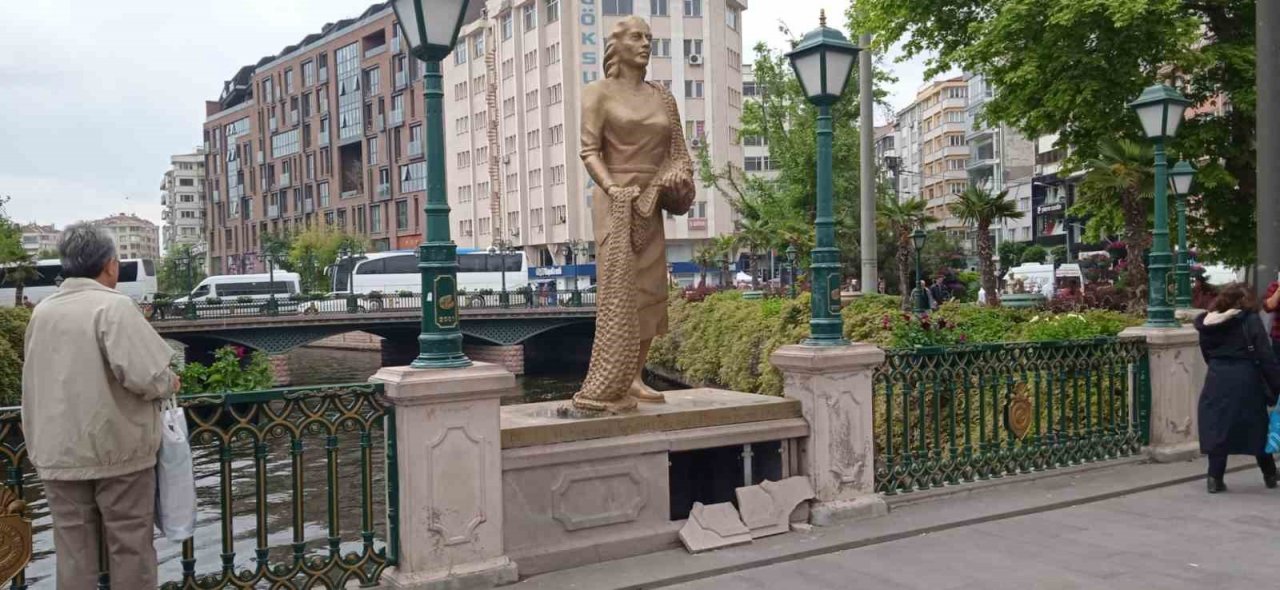 Köprübaşı’nda heykelin duvarı vandalların hedefi oldu