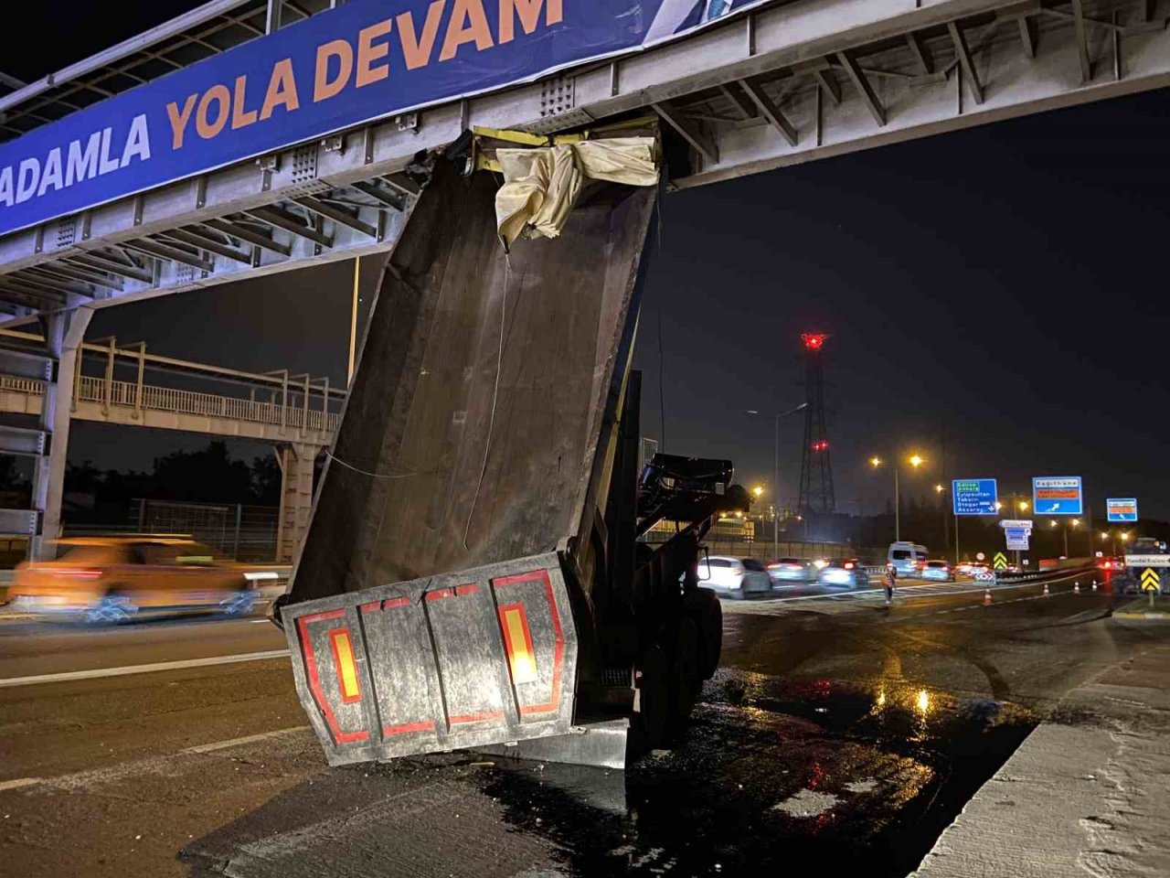 Eyüpsultan’da damperi açılan hafriyat kamyonu üst geçide çarptı