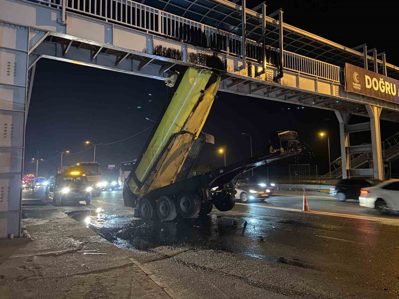 Eyüpsultan’da damperi açılan hafriyat kamyonu üst geçide çarptı