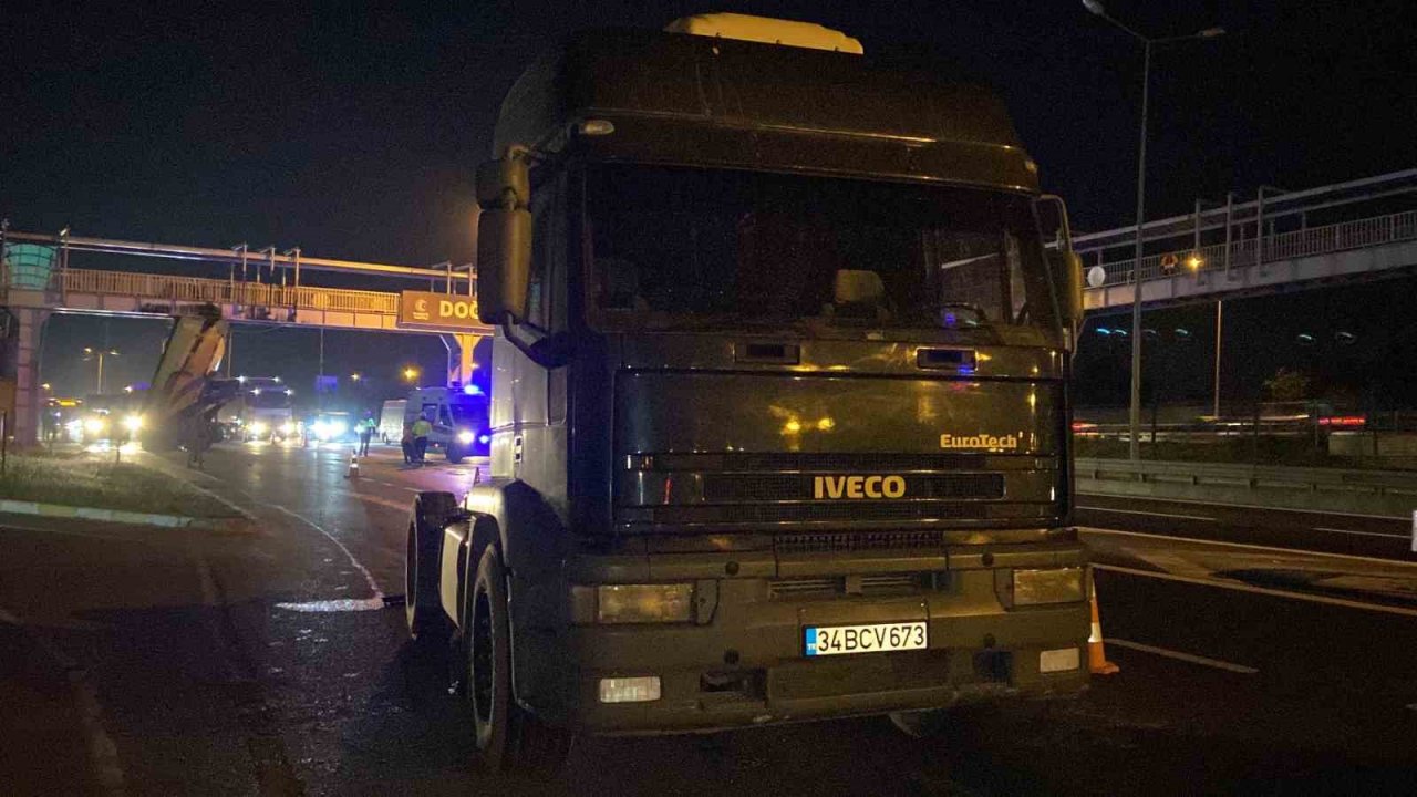 Eyüpsultan’da damperi açılan hafriyat kamyonu üst geçide çarptı