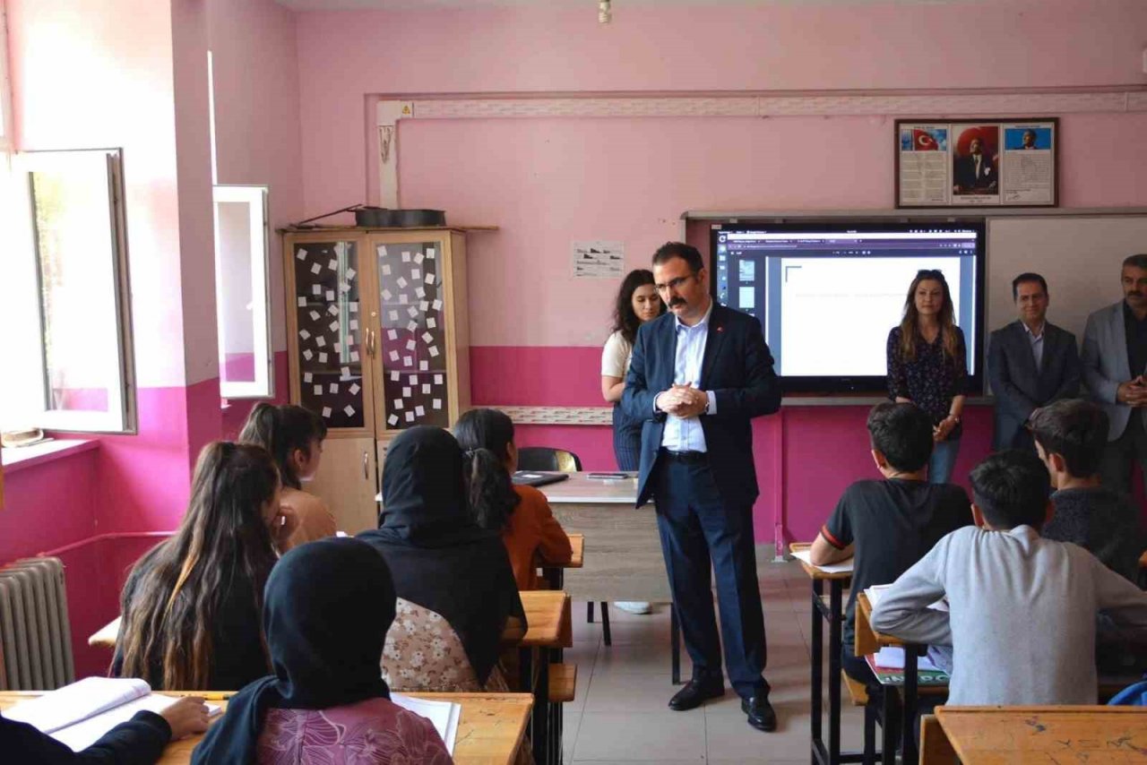Kaymakam Ateş öğrencilerle bir araya geldi