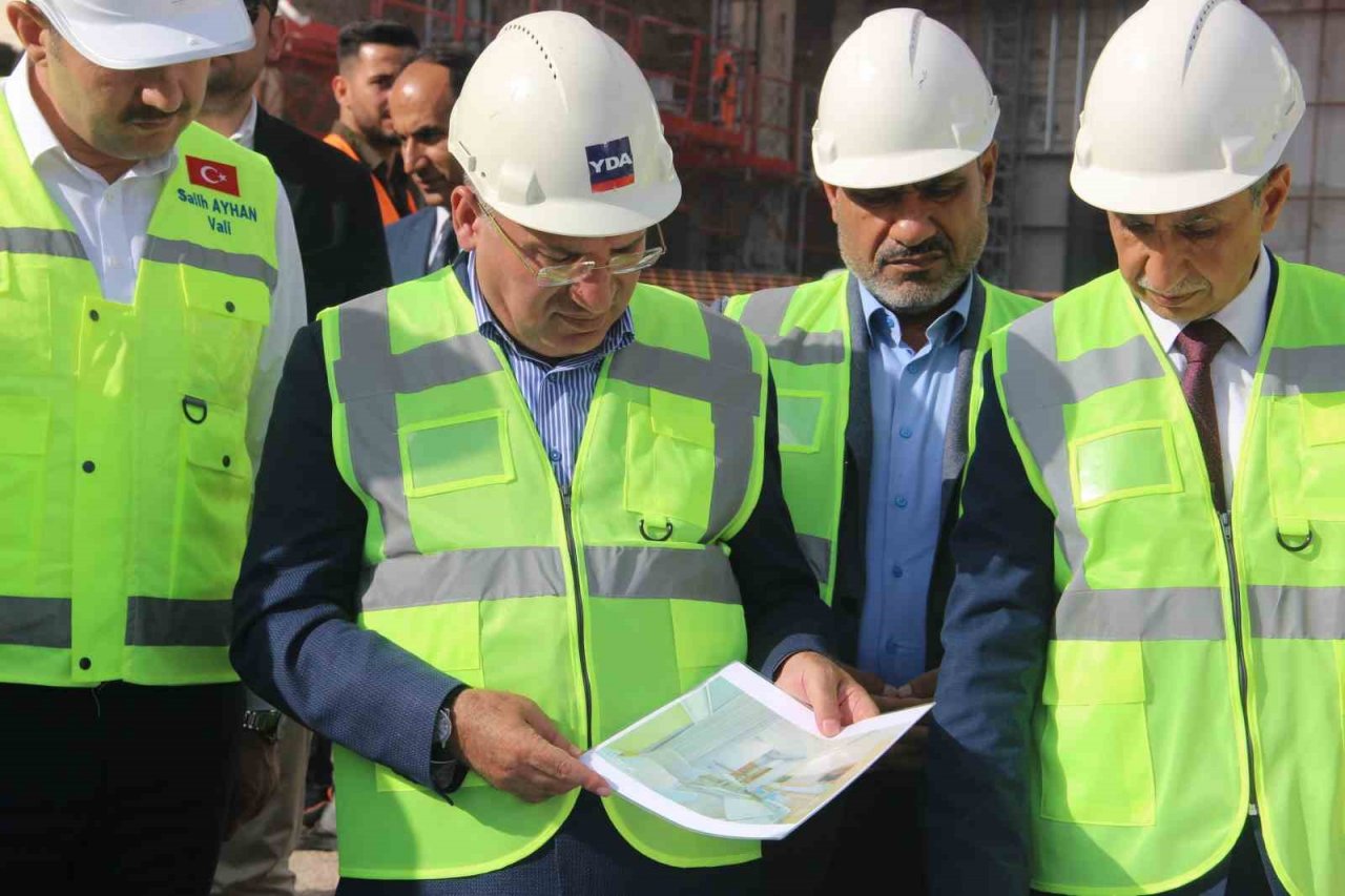 Adalet Bakanı Bozdağ, Şanlıurfa’da şehir hastanesi inşaatını gezdi