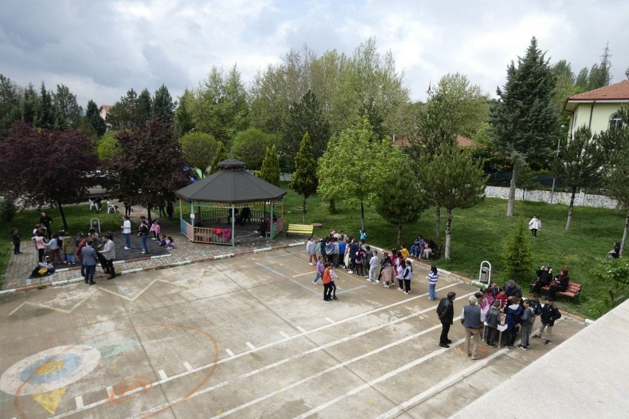 Hisarcık’ta köy okulunda geleneksel çocuk oyunları şenliği