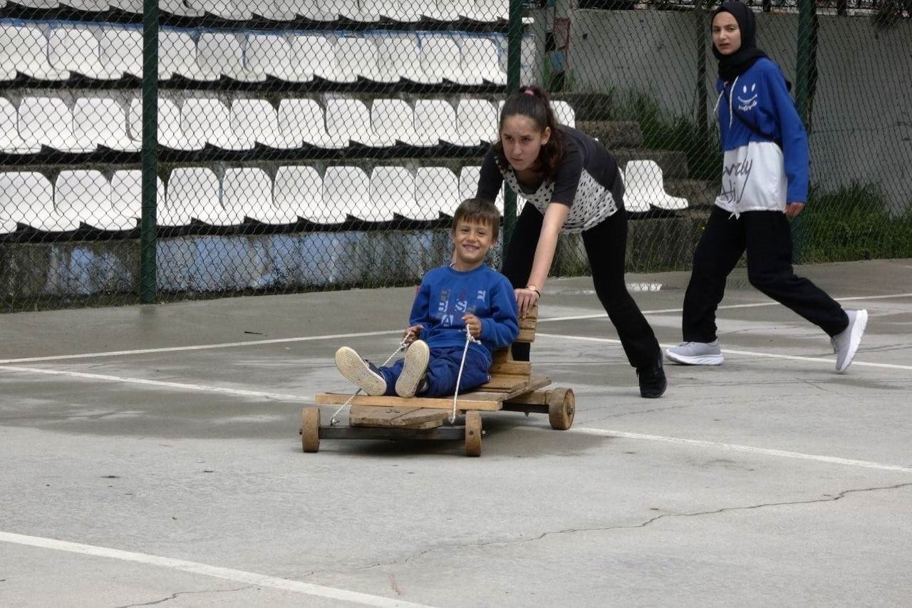 Hisarcık’ta köy okulunda geleneksel çocuk oyunları şenliği