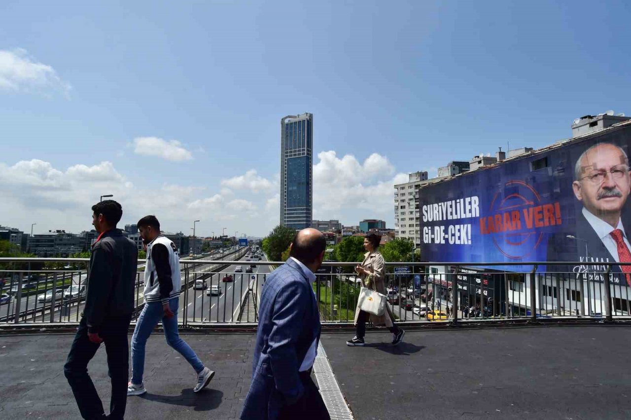 İstanbul’un cadde ve meydanlarında afişlerin yarışı