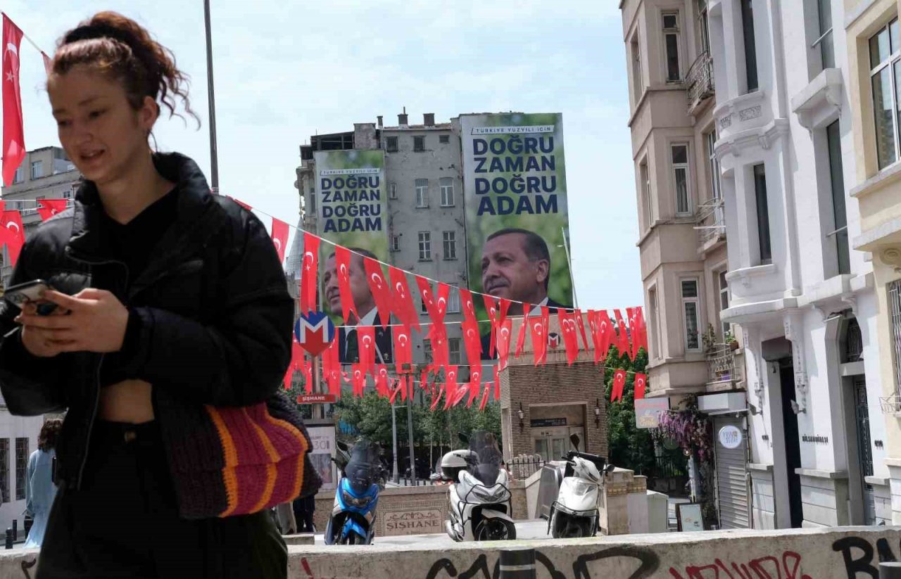 İstanbul’un cadde ve meydanlarında afişlerin yarışı