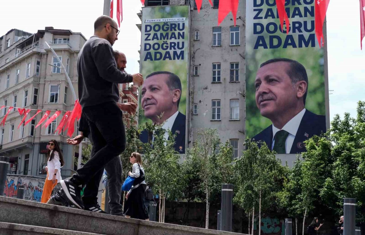 İstanbul’un cadde ve meydanlarında afişlerin yarışı