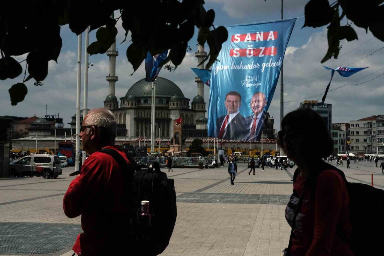 İstanbul’un cadde ve meydanlarında afişlerin yarışı