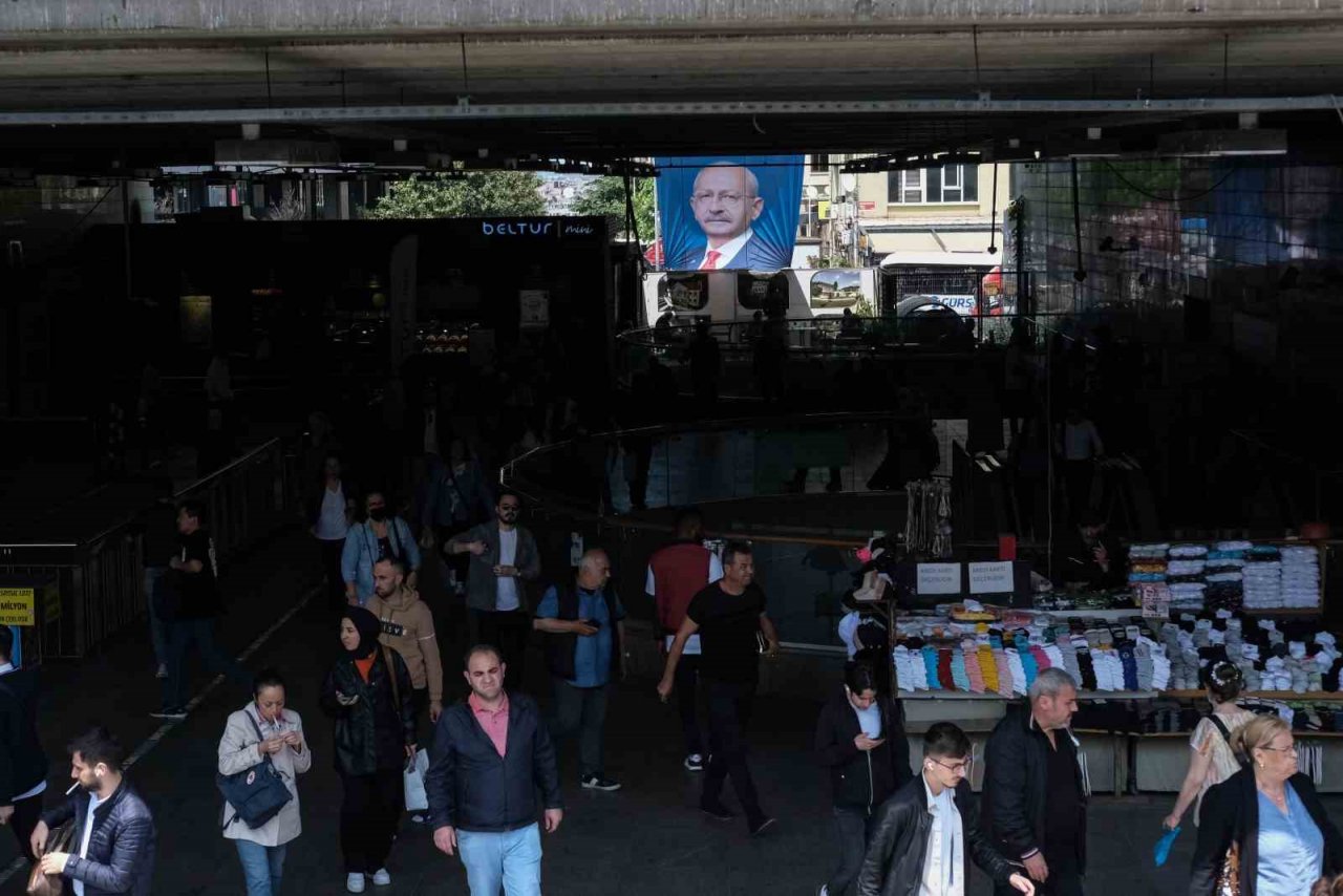 İstanbul’un cadde ve meydanlarında afişlerin yarışı