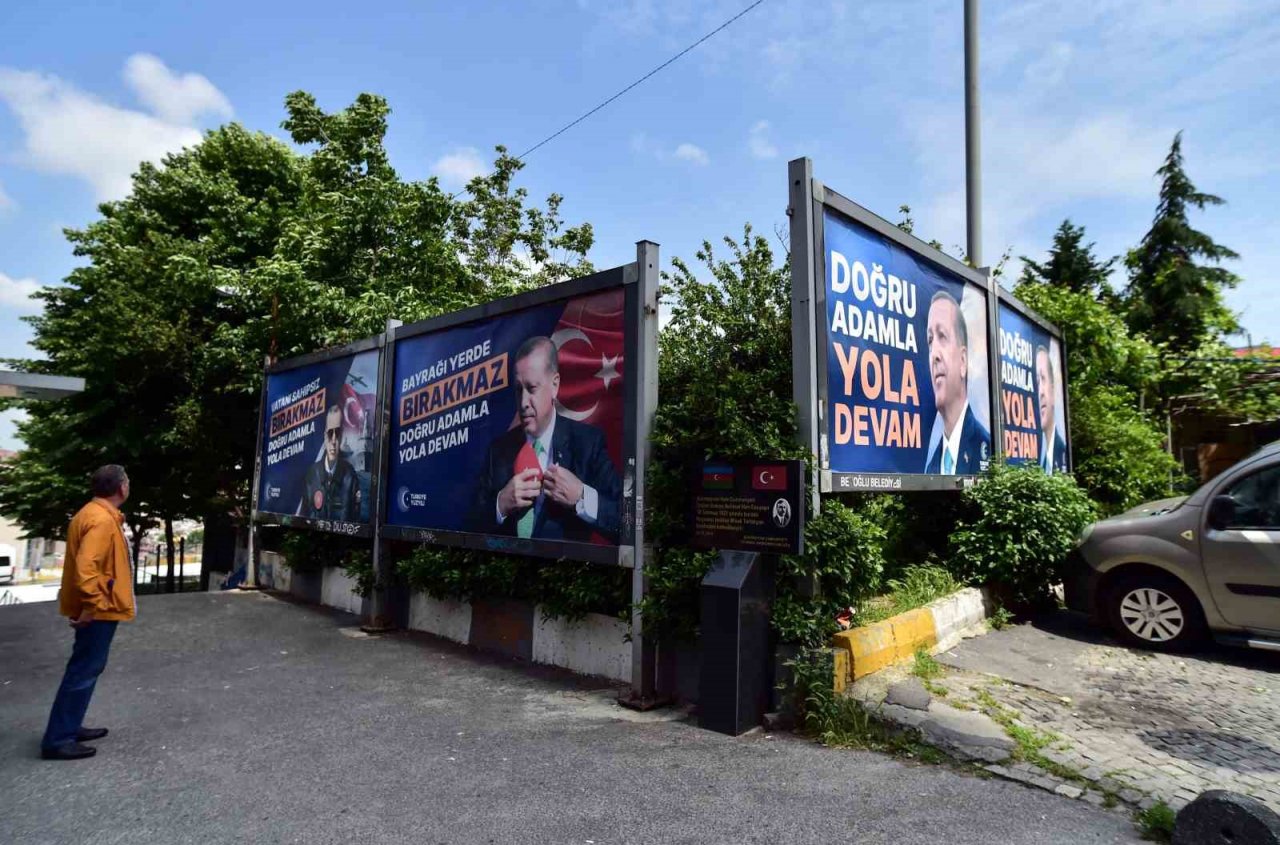 İstanbul’un cadde ve meydanlarında afişlerin yarışı